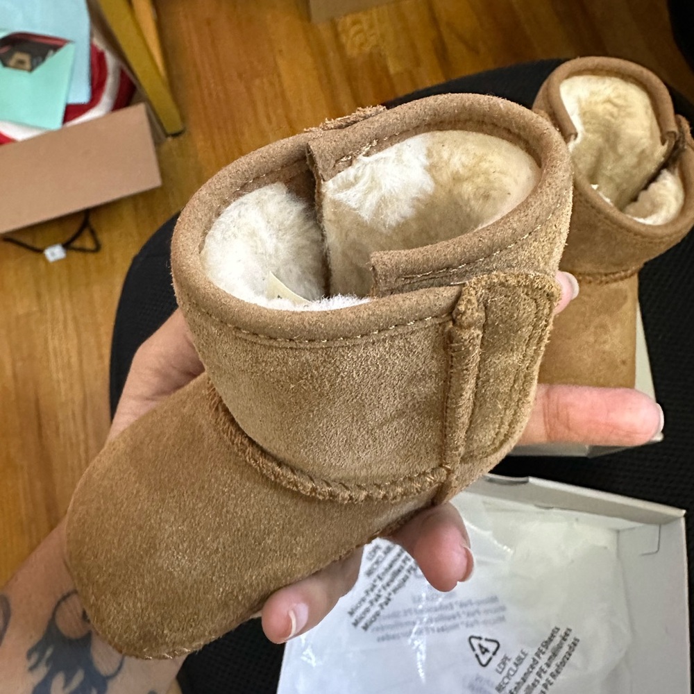 Ugg - Picture 3 of 4